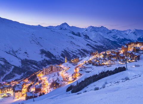 France, Savoie (73) massif de la Vanoise, domaine skiable des trois vallées, Saint Martin de Belleville, les Menuires, le hameau de Reberty village au crepuscule et le massif du Cheval Noir (2832m) // France, Savoie, Vanoise massif, three valleys ski area