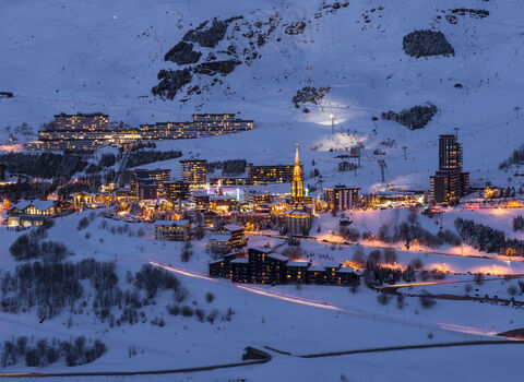 France, Savoie (73) massif de la Vanoise, domaine skiable des trois vallées, Saint Martin de Belleville, les Menuires, le centre de la station avec le clocher de l'eglise au crepuscule // France, Savoie, Vanoise massif, three valleys ski area, Saint Marti