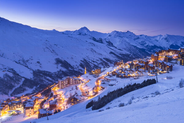 France, Savoie (73) massif de la Vanoise, domaine skiable des trois vallées, Saint Martin de Belleville, les Menuires, le hameau de Reberty village au crepuscule et le massif du Cheval Noir (2832m) // France, Savoie, Vanoise massif, three valleys ski area