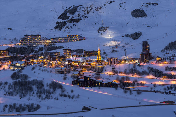 France, Savoie (73) massif de la Vanoise, domaine skiable des trois vallées, Saint Martin de Belleville, les Menuires, le centre de la station avec le clocher de l'eglise au crepuscule // France, Savoie, Vanoise massif, three valleys ski area, Saint Marti
