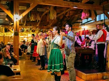 Folklorische dinershow met drankjescover