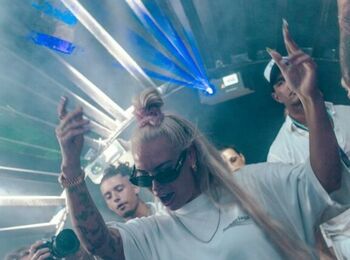 White poolparty - Augustus/septembercover