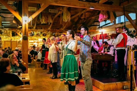 Folklorische dinershow met drankjescover