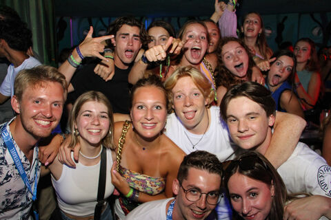 Partyboot op de Donaucover