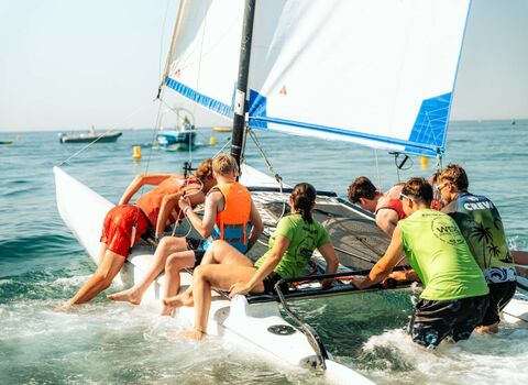 Start 2 Catamarancover