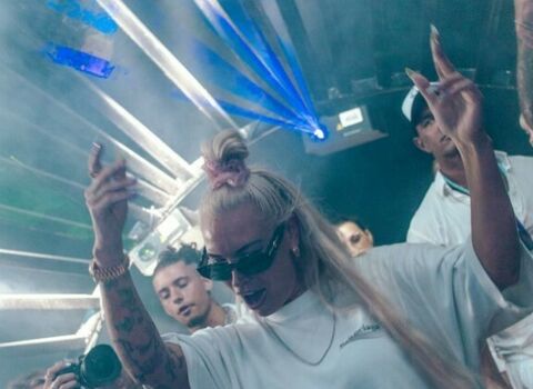 White poolparty - Augustus/septembercover