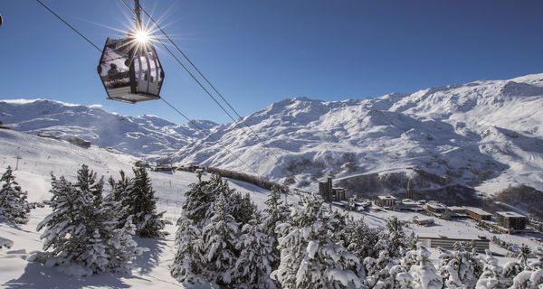  Savoie (73) Saint Martin de Belleville, ski dans les trois vallées, la station des Ménuires   la Croisette et la telecabine du Roc // France, Savoie(Savoy) (73 ) ski in three valleys, center of the resort of Ménuires, Croisette and Cable railway of the R