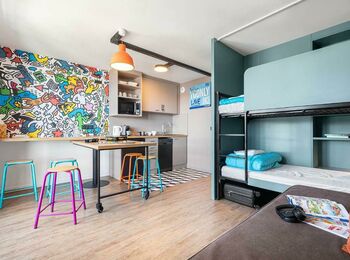 Studio 6 pers. cover