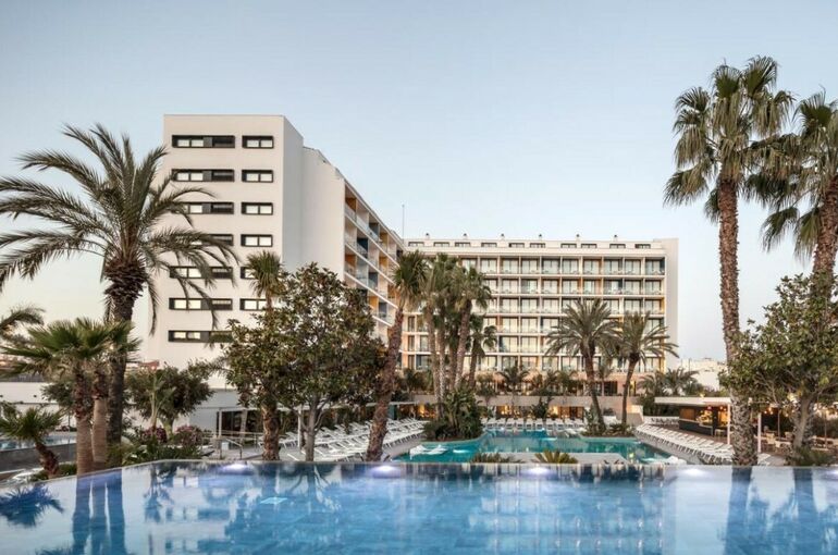 Aqua Silhouette & Spacover